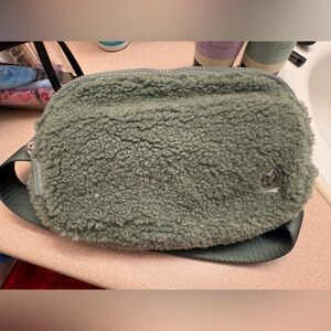 Lululemon Everywhere belt bag *fleece